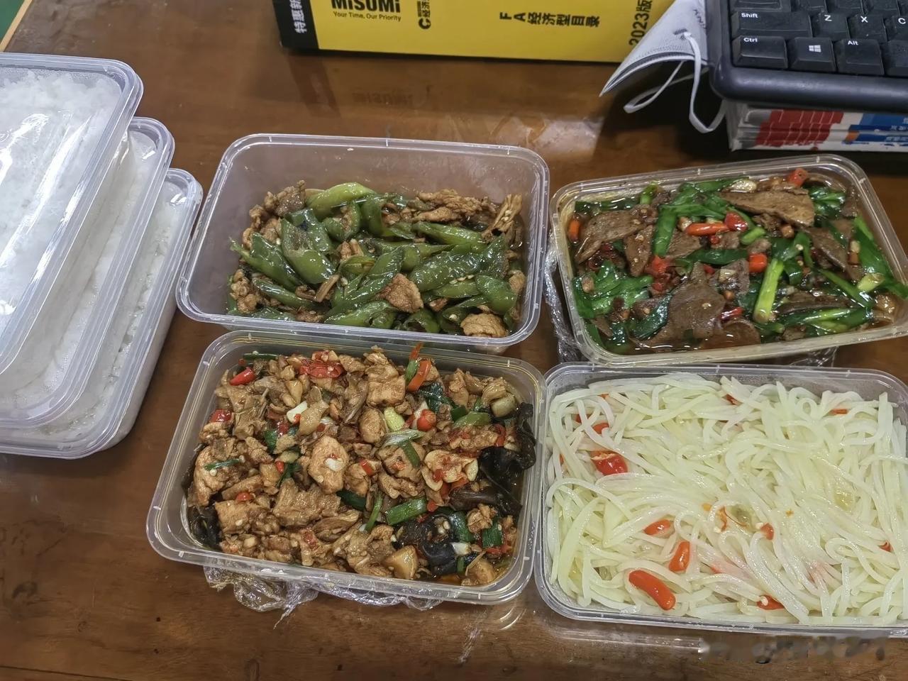 公司给的免费午餐，必须晒一下，每人有三十五元的消费券，我们三个人一起点的湘当有饭