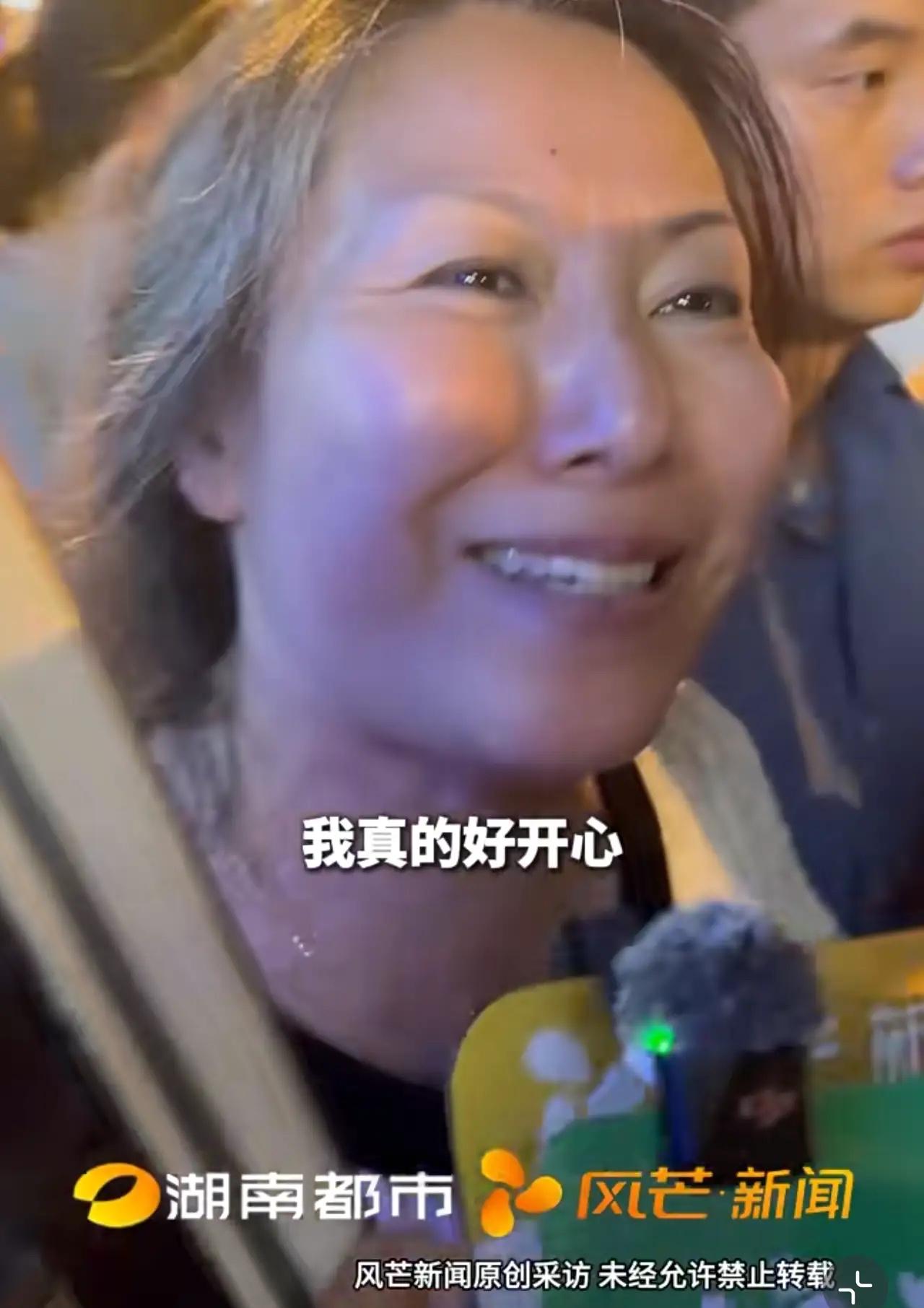 紫雅妈妈终于笑了，女孩被害两年多以来，第一次看到了紫雅妈妈的笑容。今天的