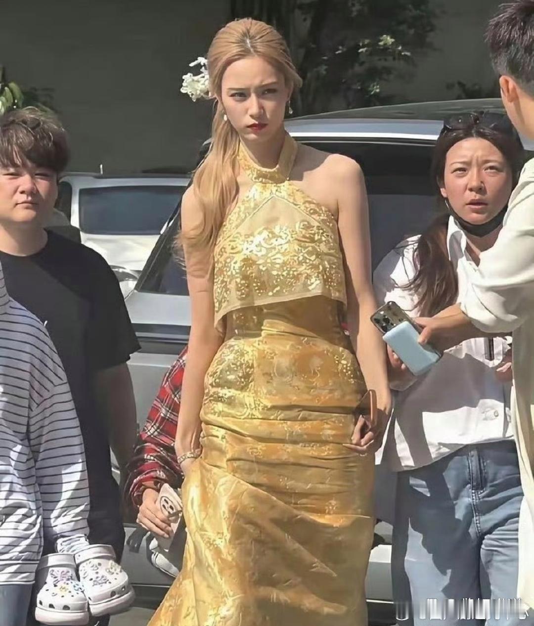 一直以为徐艺洋身高还行，结果她和别人同框，好家伙，原来她这么高