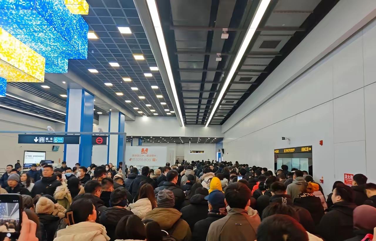 济南网约车和出租车算是完了。下雪本来是网约车出租车生意高峰，结果被地铁抢了。