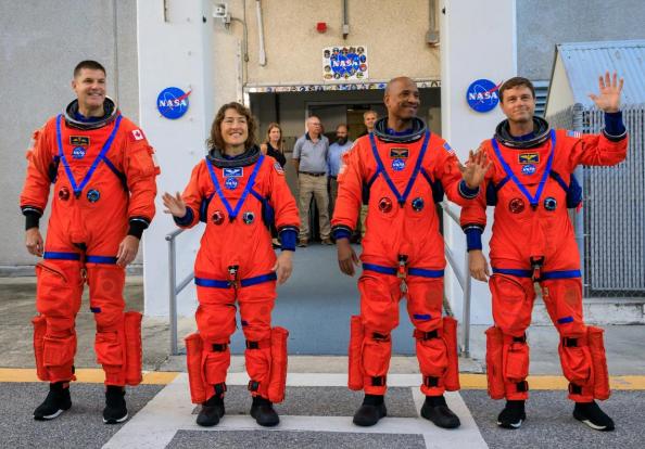 美国这次丢人了！只绕不登，美国现在根本没能力载人登月。美东时间4月1日，NAS