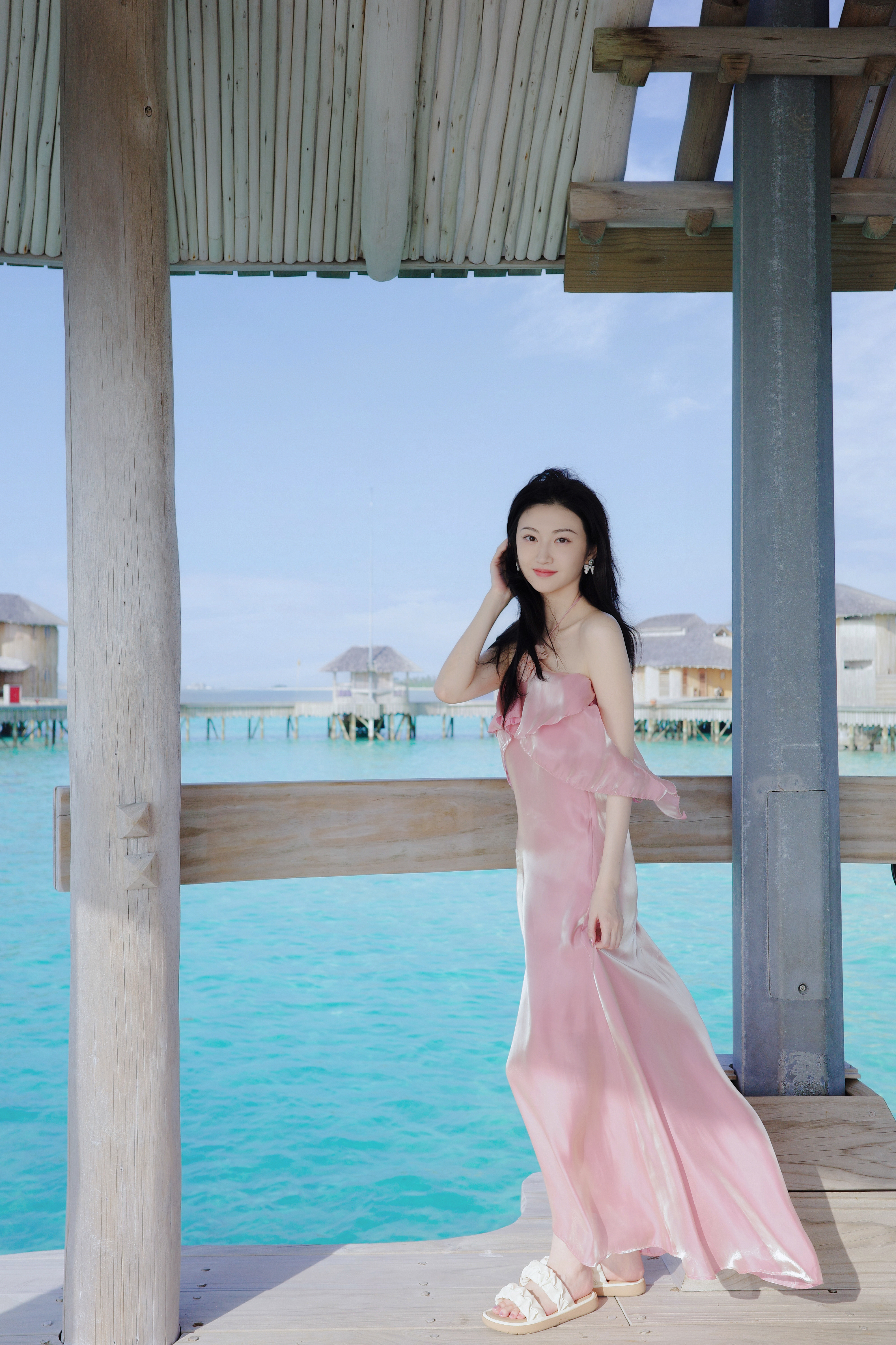 景甜粉缎长裙，把海岛的温柔与法式的矜贵揉在了一起。景甜粉裙好明媚