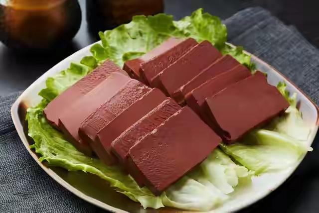 吃猪血到底有啥好处？吃了排黑便，是肝在排毒还是胃在排毒？随着健康话题的不断升