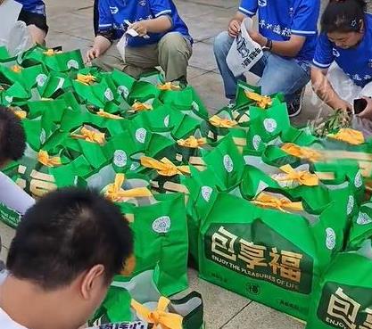 连云港队赠无锡球迷特产水晶，苏超连云港队伴手礼太拿得出手了9月6日，“苏超”连