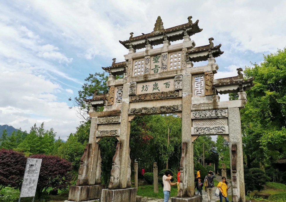 新安江是徽州的母亲河，发源于黄山休宁，到了浙江就称为富春江、钱塘江，新安江还孕育