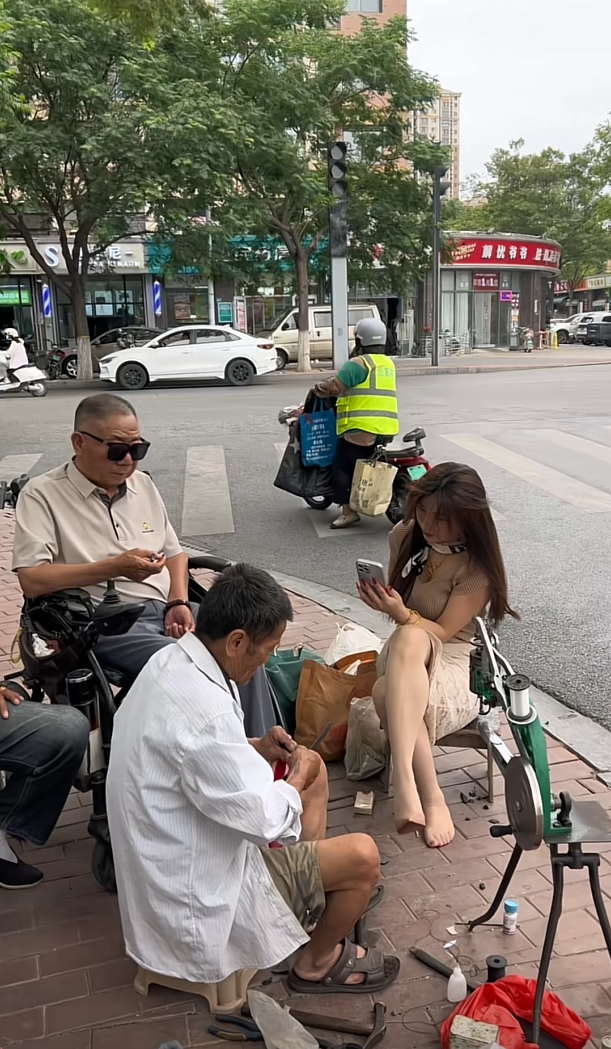 我要去学修鞋，擦鞋了，等老了我也坐在街口摆摊，到时候你们可别羡慕我