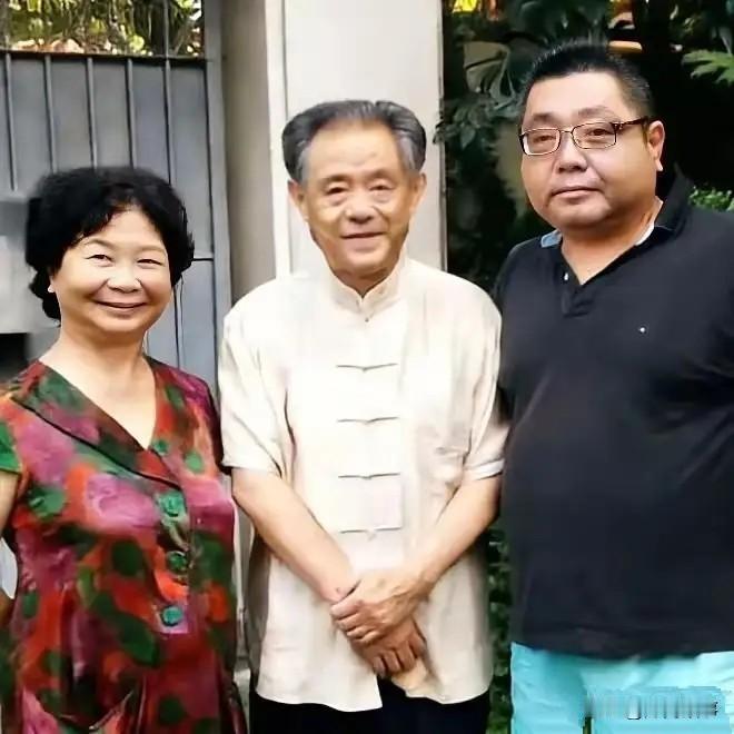 当年故宫文物南迁是个错误，千辛万苦保存下来的文物，被几个文物圈老鼠当成自家库房了