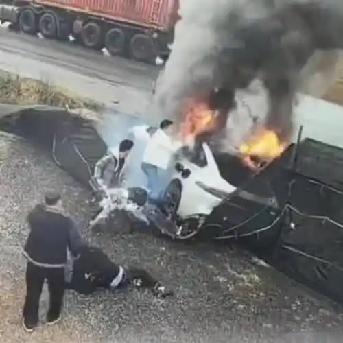 2026年2月，云南一男子从起火车中救出3人的视频引发热议。官方回应称，该男子系