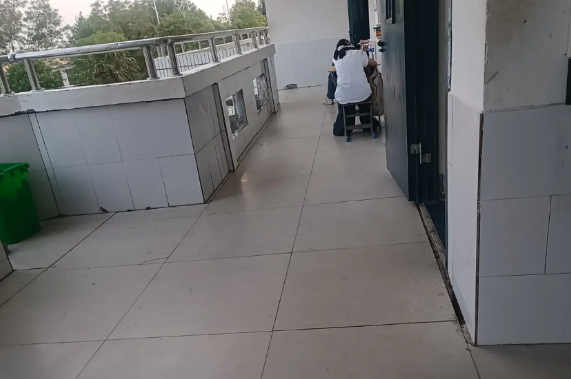 学生被班主任请到外面听课已经3天了。就是不让进班，谁说都不行。两个学生，一男一