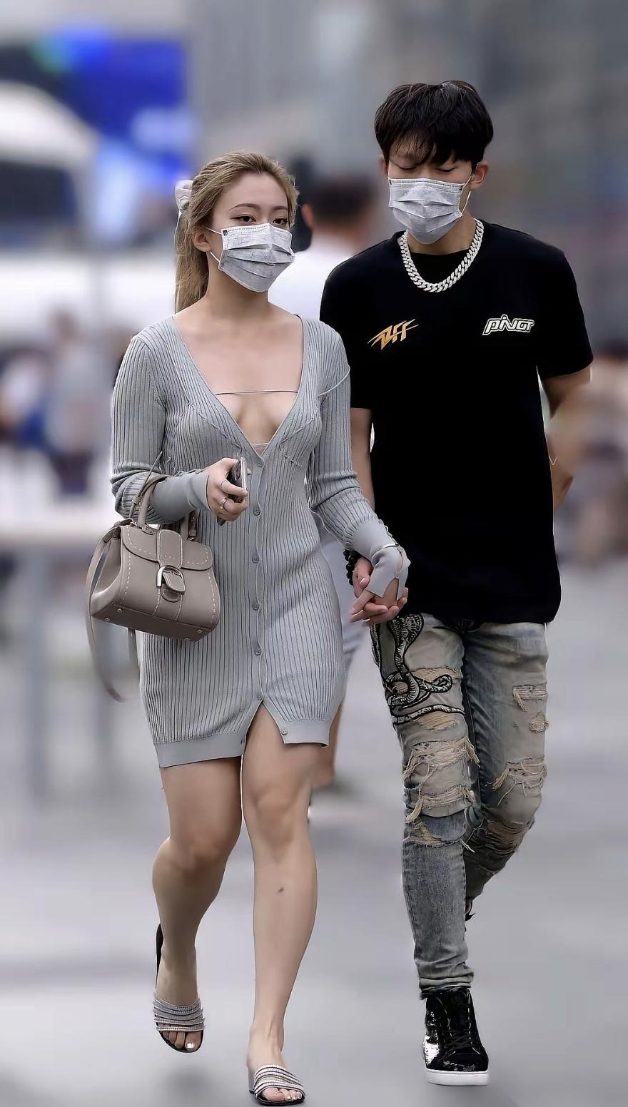 今天街上看见怪事，一个穿灰色毛衣裙女的和穿破洞裤男的牵着手，她站路边吃串店塑料袋