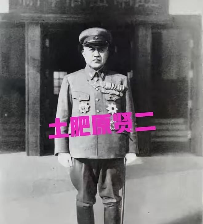 1935年，日军军官土肥原贤二，见大侠杜心五誓死不降，决定公开处决他。行刑的头天