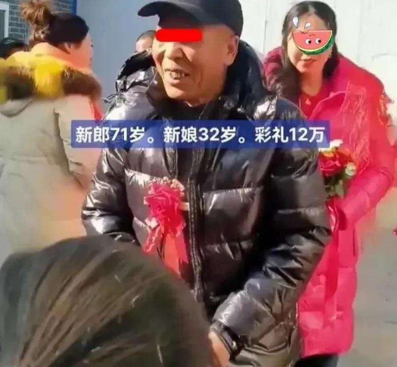 71岁大爷娶32岁貌美女子为妻，结婚当天高兴的合不拢嘴，旁边人也夸赞大爷老当益壮