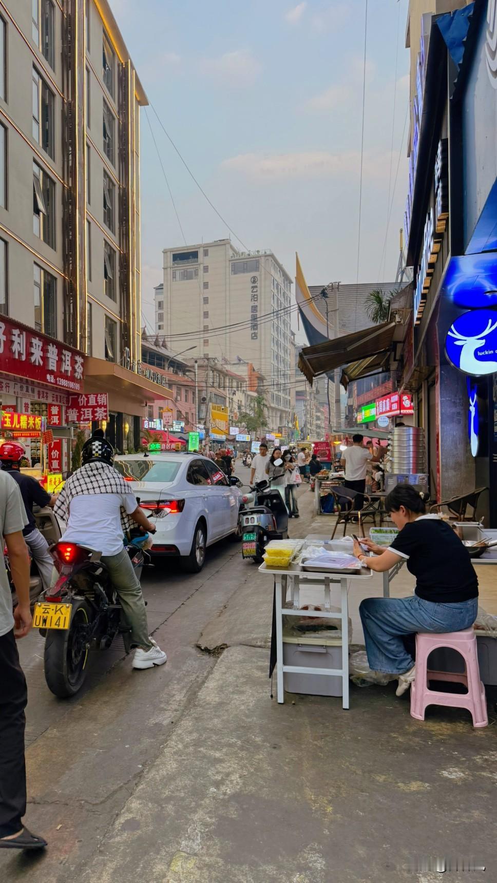 西双版纳一个美丽动听的地名，曾多少回勾魂摄魄。终于落地西双版纳，徜徉在胡同街