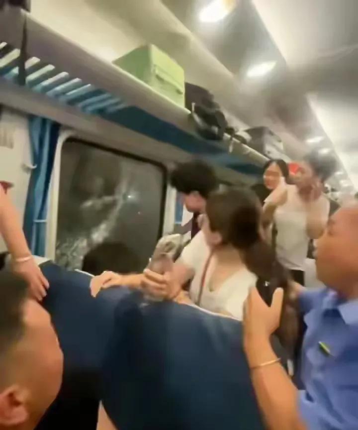 这个小伙子成了全车厢人的英雄，当他“不听劝告”的执意拿着锤头去砸车厢窗玻璃的时候