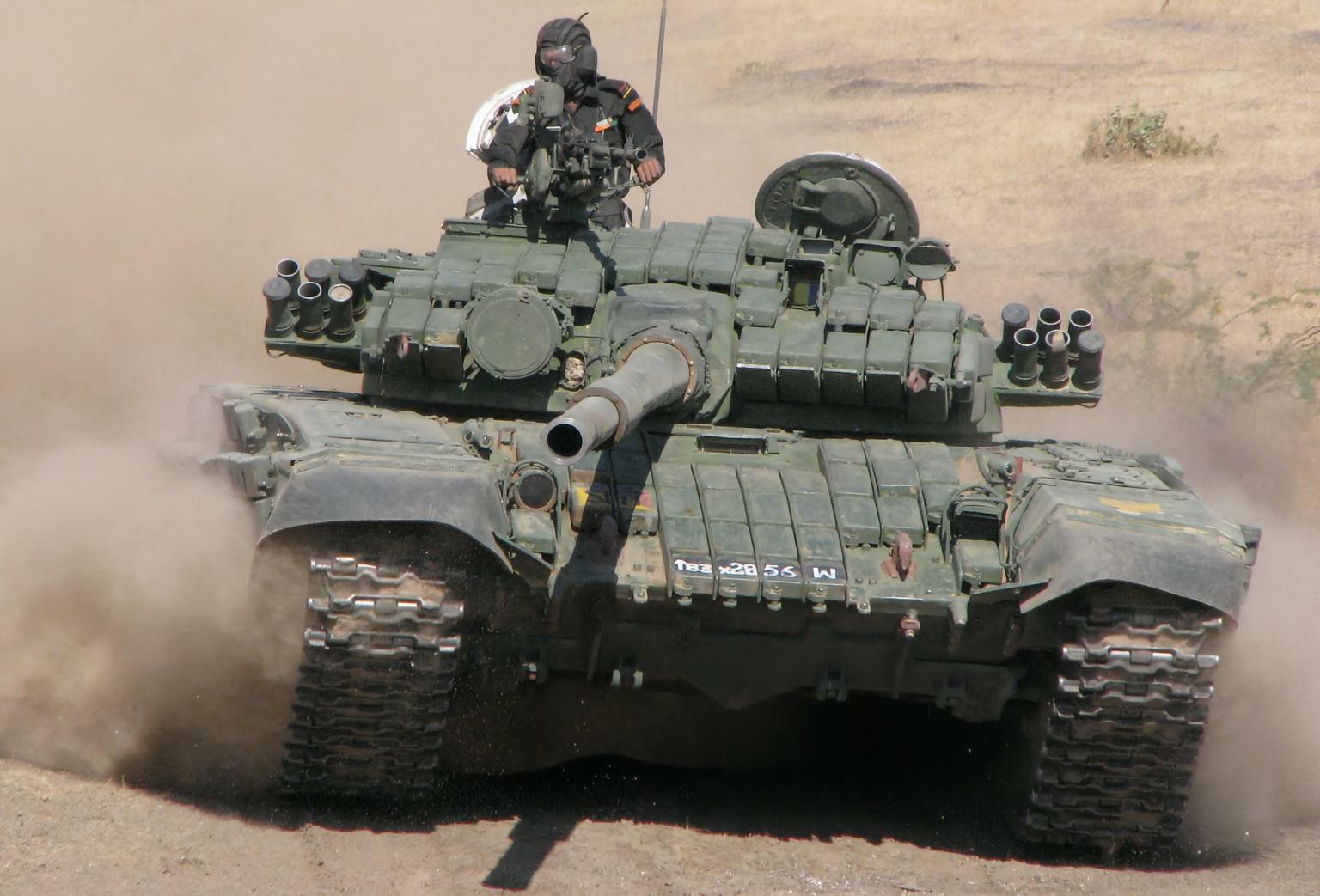 每天认识一件兵器苏联T-72主战坦克T-72坦克是苏联在T-64坦克的基础上研