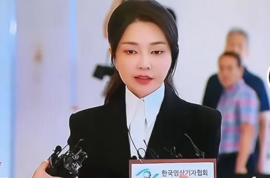 负责调查金建希的韩国特检组在8月7日下午一点多向法院申请了拘捕金建希的拘捕令。而