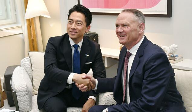 日本防卫大臣小泉进次郎在德国慕尼黑同英国国防大臣希利、意大利国防部长克罗塞托分别