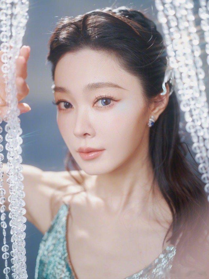 宋轶白开水妆当彩妆界还在卷浓郁显色度时，宋轶用一杯“白开水”泼出了新的赛道。