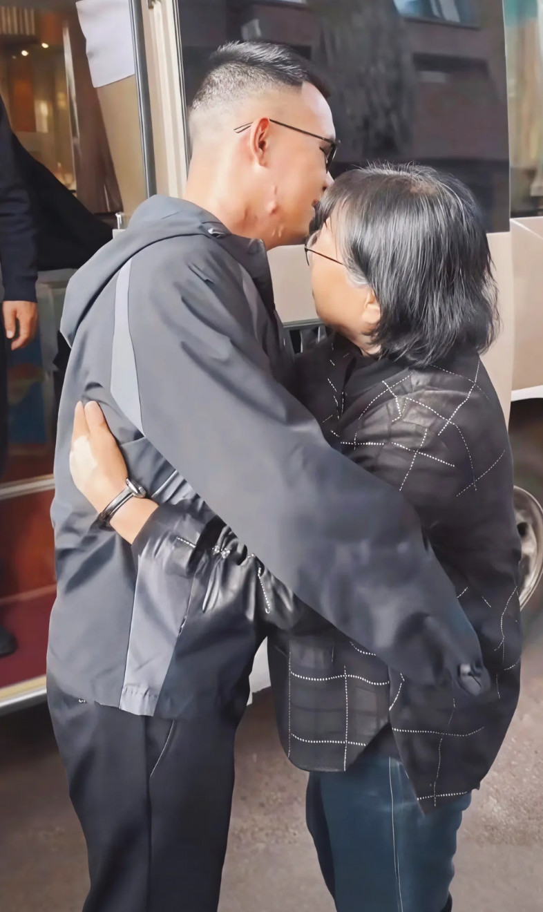 车刚停，张桂梅就冲了过去。一把抱住杜富国，不撒手。扶他坐好，她伸手去握他