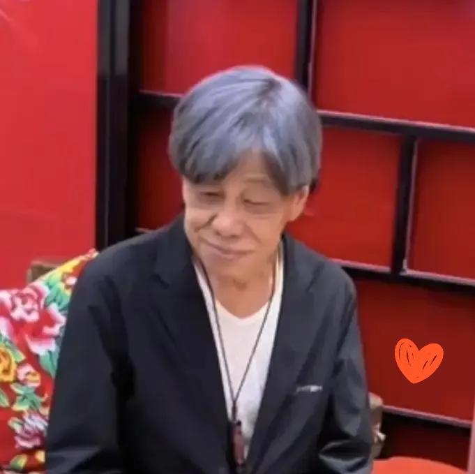 梁小龙脖子上的珠子，值1500万。香港拍卖行专家说的。九眼天珠，清代宫廷流出