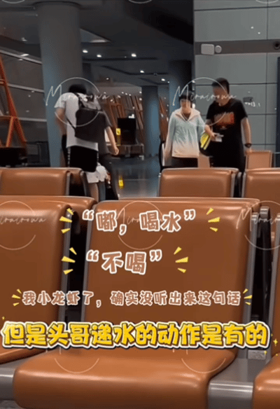 头头又整理机票又递水的，是真的很会照顾人。短裤，所以这不是现在的视频，时间