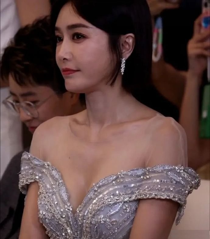 还以为秦岚是裸肩真空上阵呢，原来是还罩着一层纱