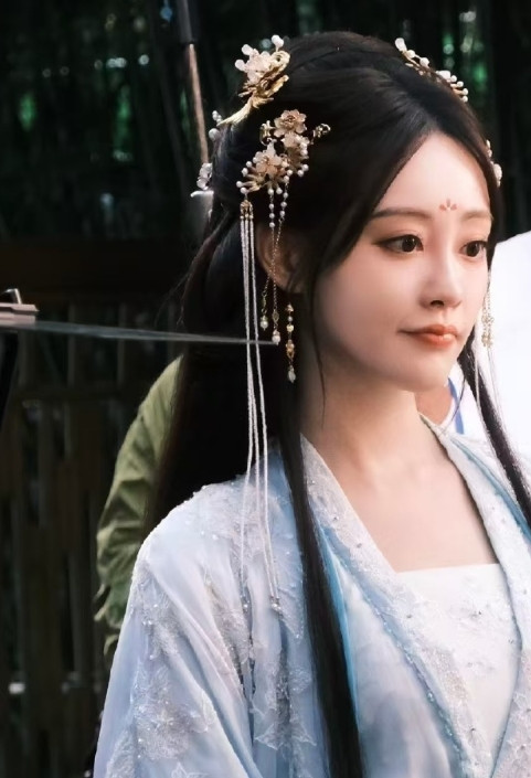 祝绪丹在某博上的“复读机”行为简直让人捧腹！不断重复相同的台词：“本小姐的人生何