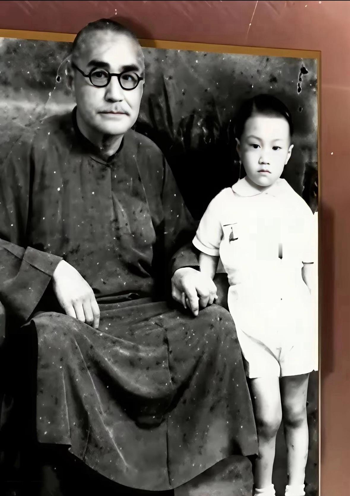 谢贤幼年时与他爷爷谢焜彝（1877-1958），广东省番禺县人。清末到民国时期的