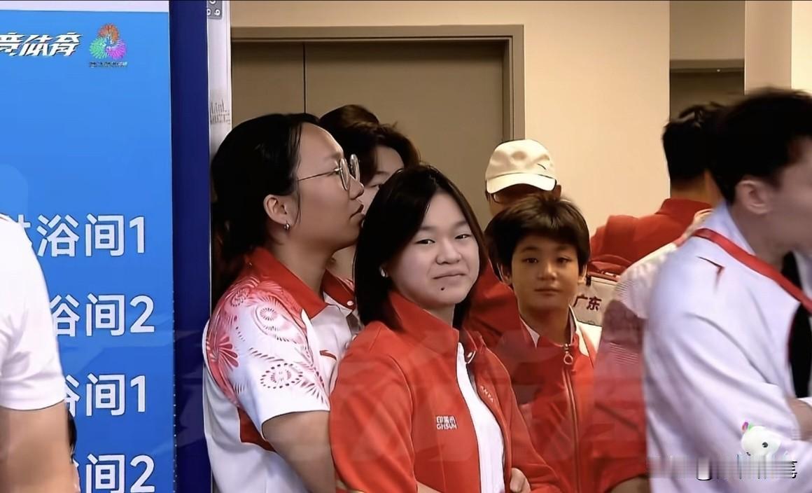 与全红婵关系太亲密了，在王伟莹比赛时，薇姐一边紧紧的抱着全红婵一边与全红婵一起看