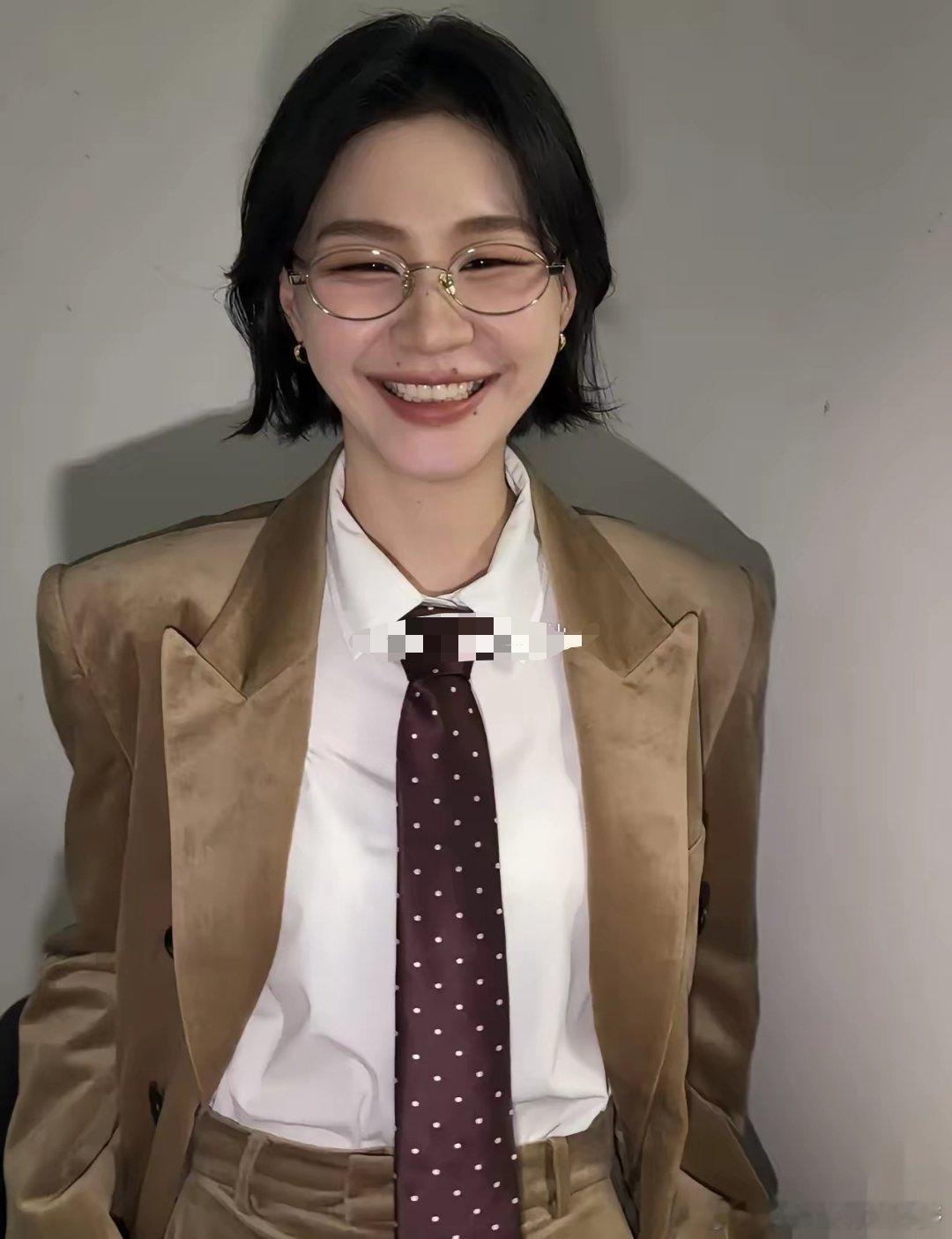 真的看傻眼了！金靖结婚后，难道真没什么可在乎的了？看她新剪的短发造型，只能说这女