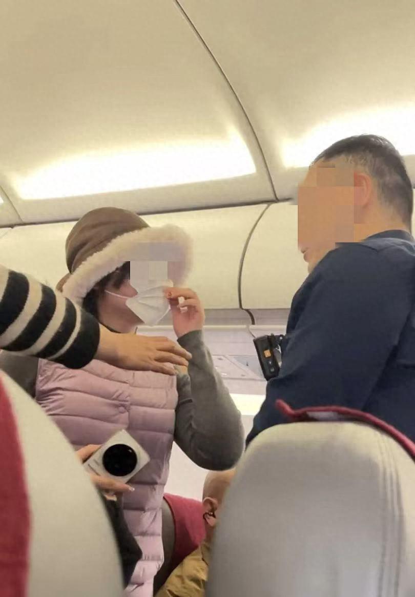 “必须严惩！”1月3日，天津，一航班正准备起飞时，机舱内一名女子突然情绪失控，反