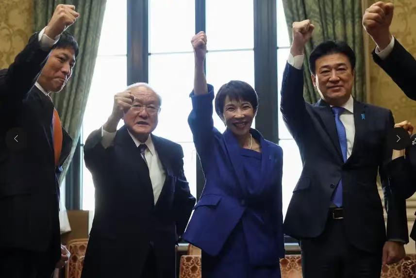 高市早苗解散国会现场，几个前首相脸色难看，只有石破茂笑得出来高市早苗突然解散