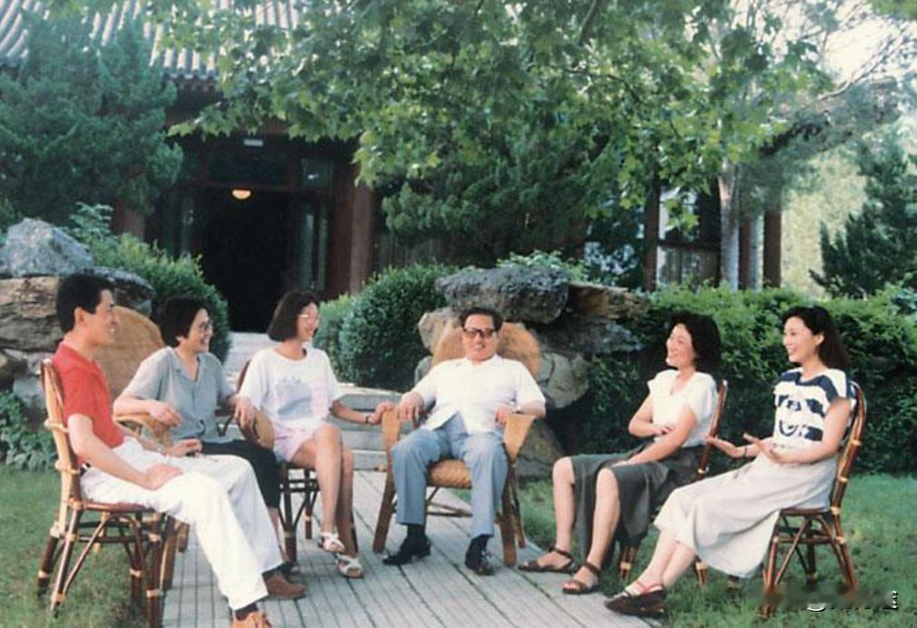 乔同志与家人的合影。1990年初夏，乔同志和夫人、子女在北京留下了一张珍贵的合