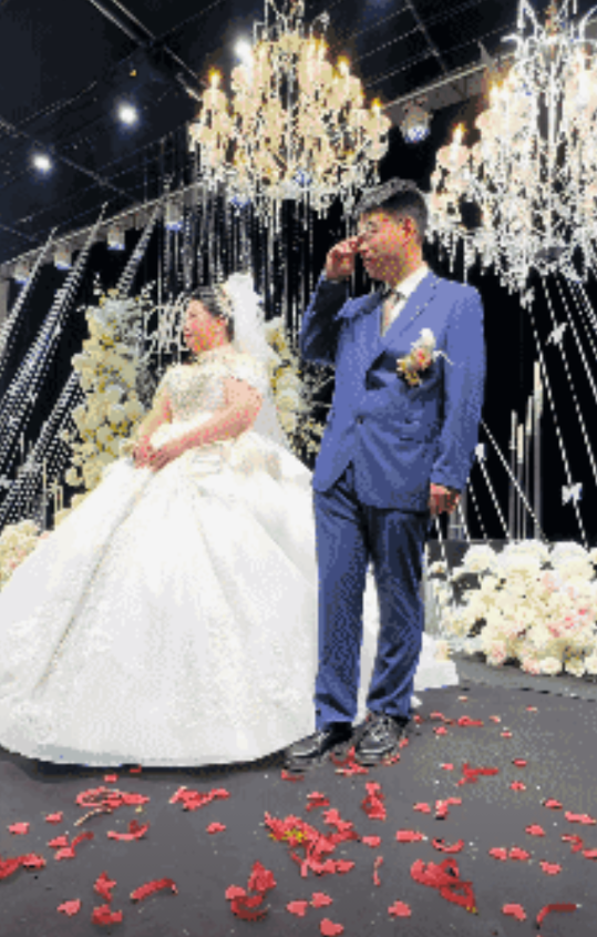 小两口新婚大喜之日，新郎默默低头的一个举动让人心酸新郎新娘结婚典礼上，新郎推