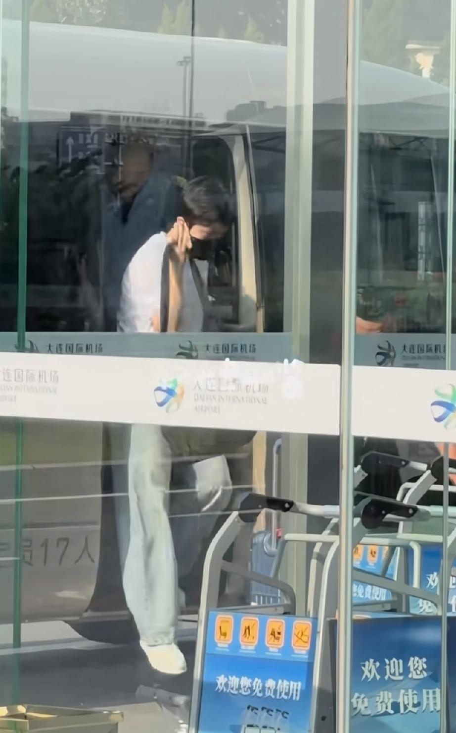 王楚钦今早大连国际机场出发返回北京。结束在大连举办的乒超联赛第一阶段赛程，王楚