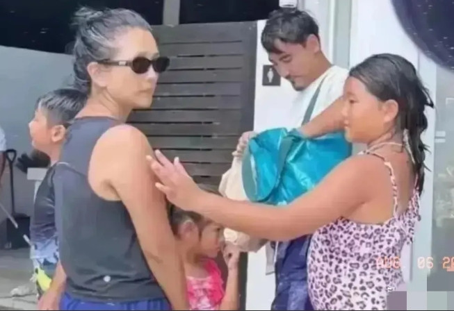何洁一家五口泰国度假，38岁的她满头白发不得不说两女儿随了妈妈