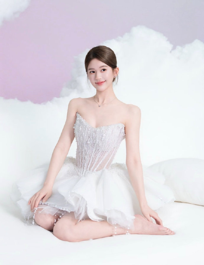 1.赵露思已经筹备个人品牌是饰品类的，准备前往韩国参考设计样式，打算复刻后在内地