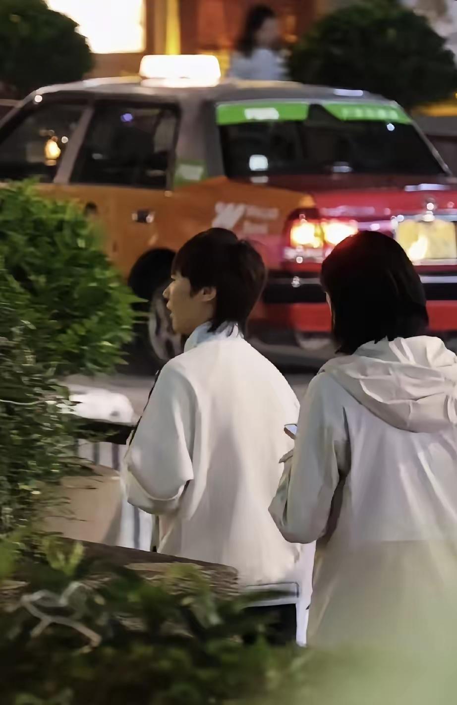 曼昱带着亿妹妹来到大街上找车出去吃美食。曼昱对自个的陪练徐奕不是一般的