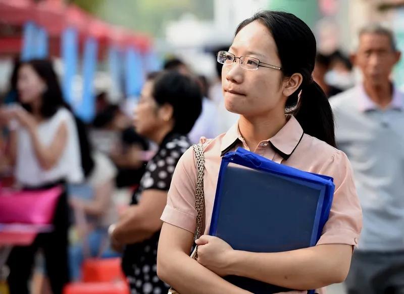 说到中小学校里设置管理岗位、专业技术岗位和后勤岗位的时候，有网友说，胡说些什么呢