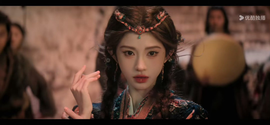 鞠婧祎田嘉瑞她在闹他在笑月鳞绮纪被这对的氛围感狠狠戳中！露芜衣在闹，龙神大人在