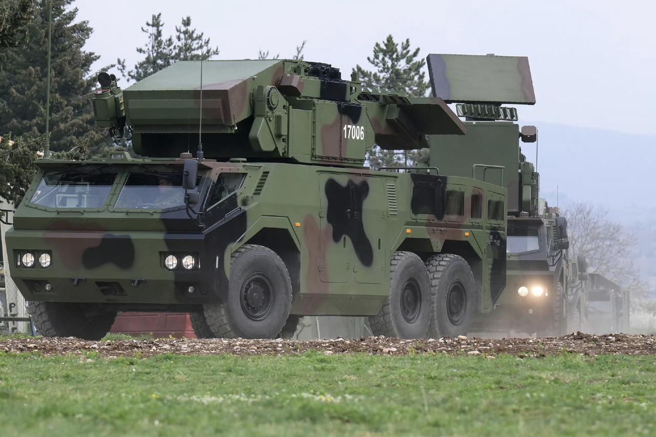 都说外国军工审美绝，工业感拉满，科技范爆棚，一看就是高端狠活。瞧瞧这硬朗底盘、