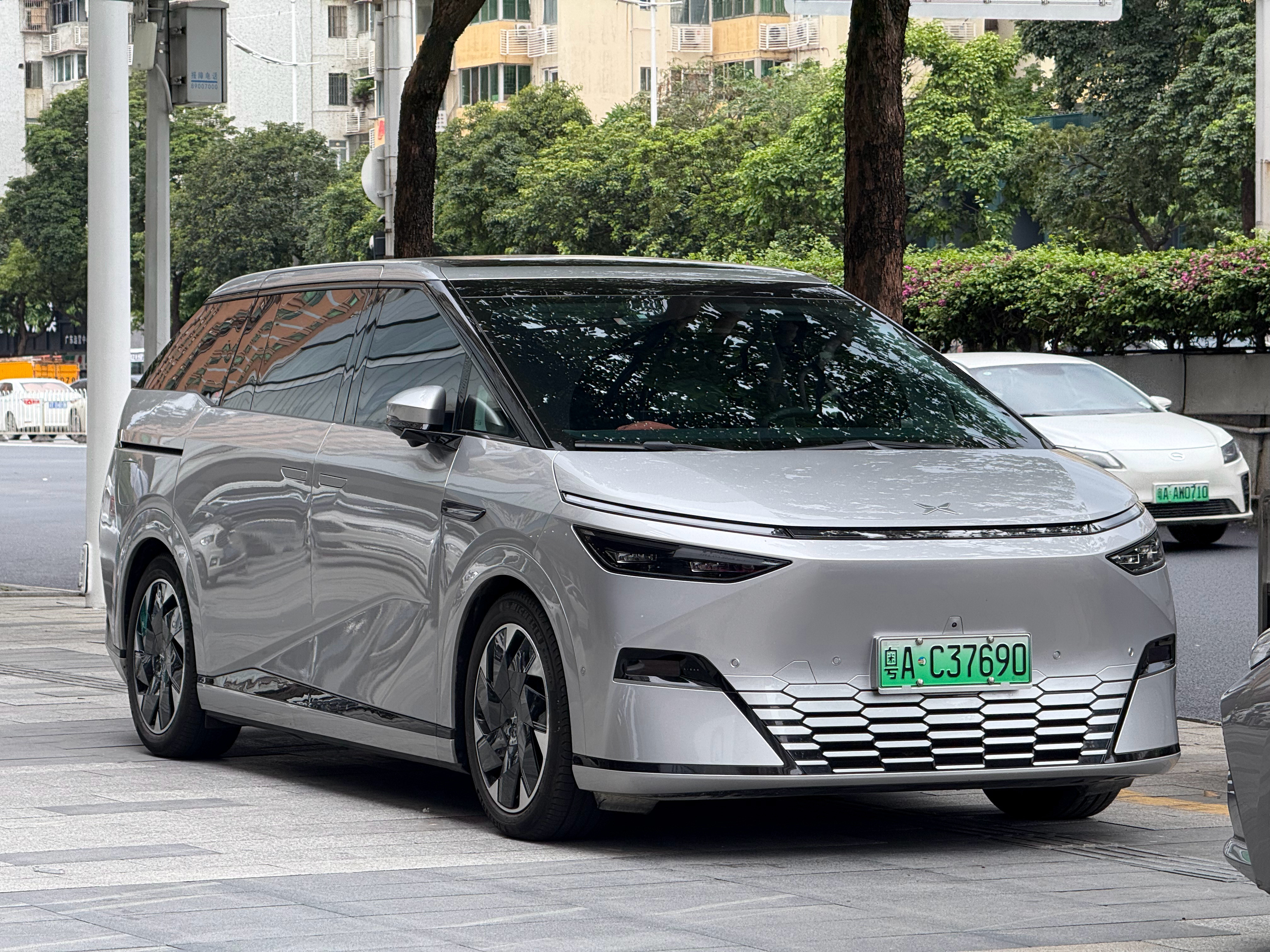 银色的小鹏X9好看​​​
