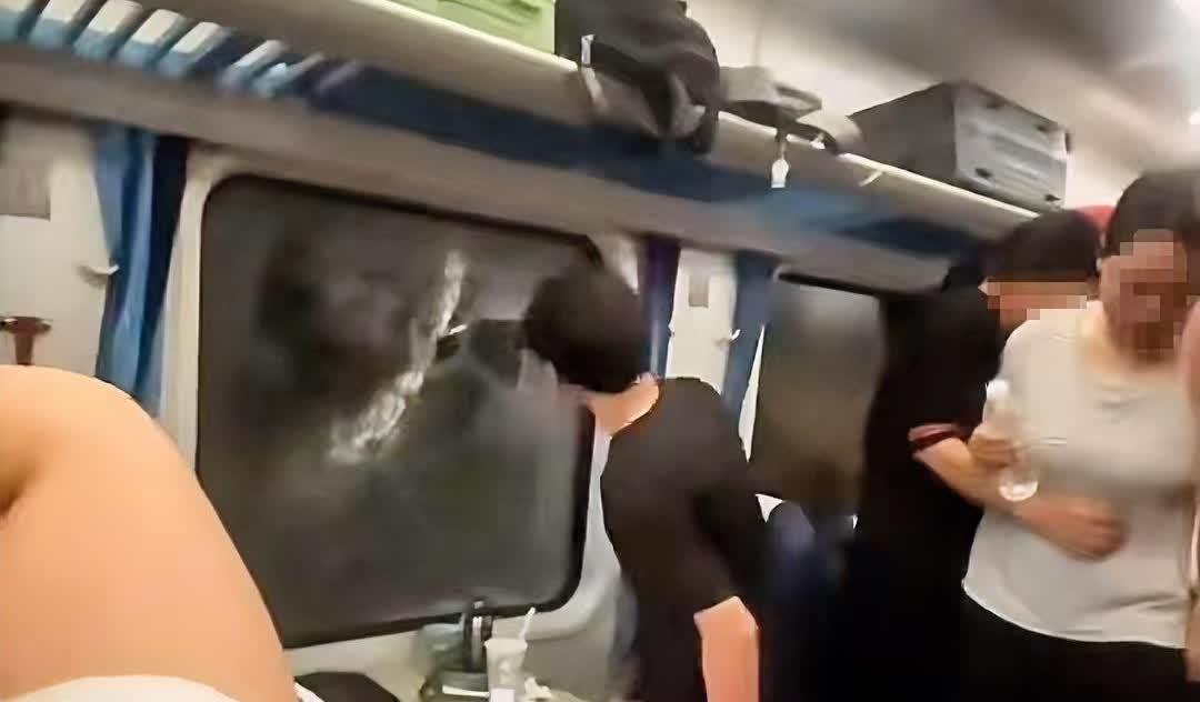 男子列车砸窗通风事件又公布了4个细节。解答了不少的疑问，避免了误解，大家