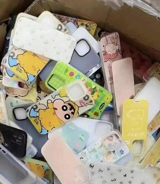 建议这类手机壳赶紧扔掉看完央视曝光真的后背一凉，有些低价三无手机壳居然用医疗废