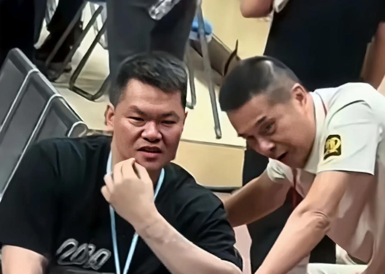 朱芳雨未雨绸缪！广东宏远老板陈海涛现身东莞体育中心体育馆，现场观看广东全运男篮