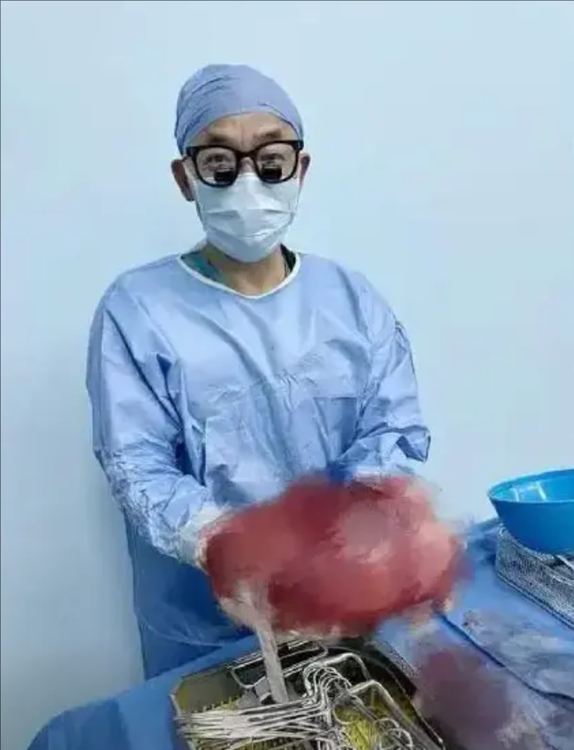 “还好发现及时！”广东17岁女孩和妈妈一起逛街买衣服，在试裤子的时候，老板娘发觉