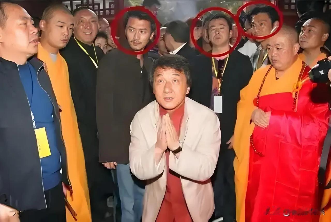 这是2009年，影视巨星成龙，刘德华，谢霆锋等人拜访释永信的照片。画面里，成龙