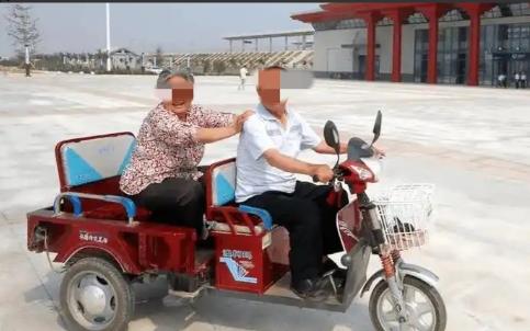 讹天讹地讹空气！湖北咸宁，70岁老人无证驾驶三轮摩托车出行，没有戴头盔，还载着老