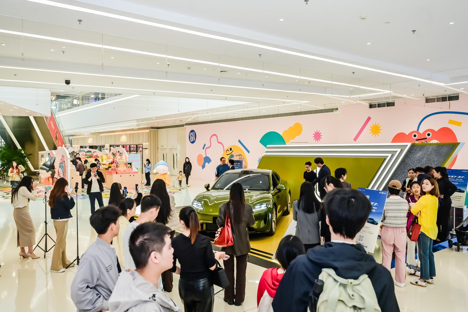 尚界Z7展车到店全是人尚界Z7是真的火了，展车刚到店，门店就围满了看车的人，看来