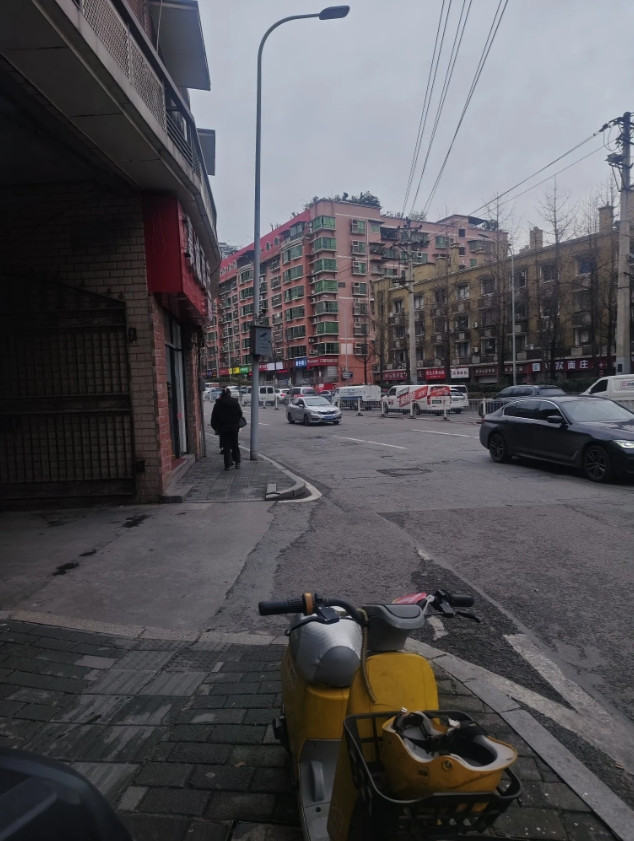 沙坪坝区中心老城区确实落伍了，它那里路况特别复杂，上下班堵就算了，但他这个是从早